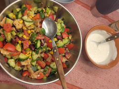 Eine große Schüssel mit mexikanischer Füllung und die Knoblauchsauce in einer viel kleineren Schüssel