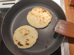 Zwei Arepas in einer Pfanne