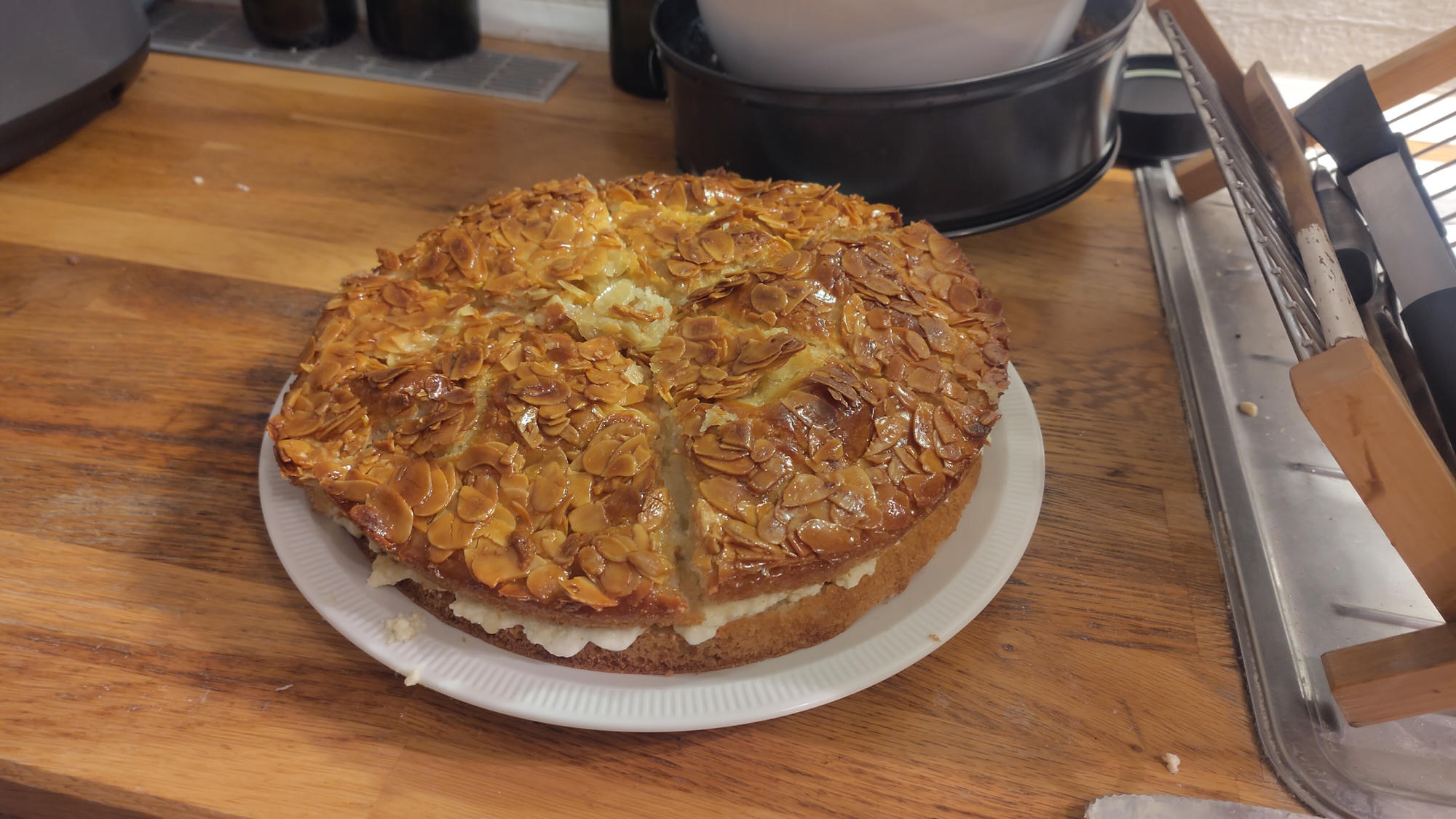 Picture of the cake with the upper layer already cut