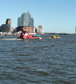 Es ist die elbphilharmonie/überall Wasser \o/