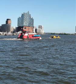 Es ist die elbphilharmonie/überall Wasser \o/