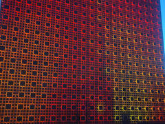 Das ist eine hübsche LED-matrix in der Nähe unseres Parkplatzes. Sie ist riesig und farbenfroh.
