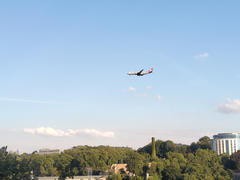 Es fliegen ständig sehr tief fliegende Flugzeuge.
