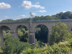 Die Eisenbahnbrücke wurde hinter der alten erweitert, was großartig funktioniert.