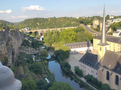 Sie bauten die Stadt in die Steinmauern hinein, und es ist wunderschön. Hier ist ein zufälliger Blick hinunter, entlang des Flusses.