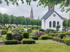 Dieser Friedhof liegt mitten in der Siedlung, verrückt