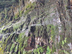 Dies ist ein lokaler Wasserfall, zu dem man eine etwas anstrengende Wanderung zurücklegen muss, die sich aber sehr lohnt.